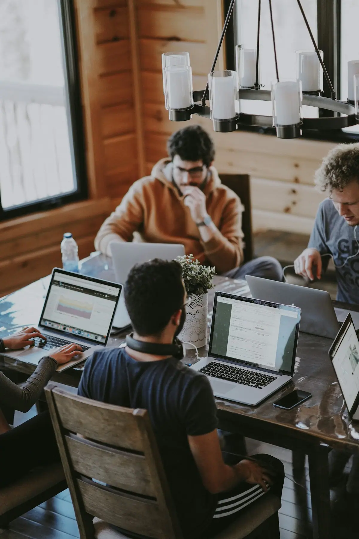 Un equipo pequeño trabajando en laptops mientras su correo se migra por debajo