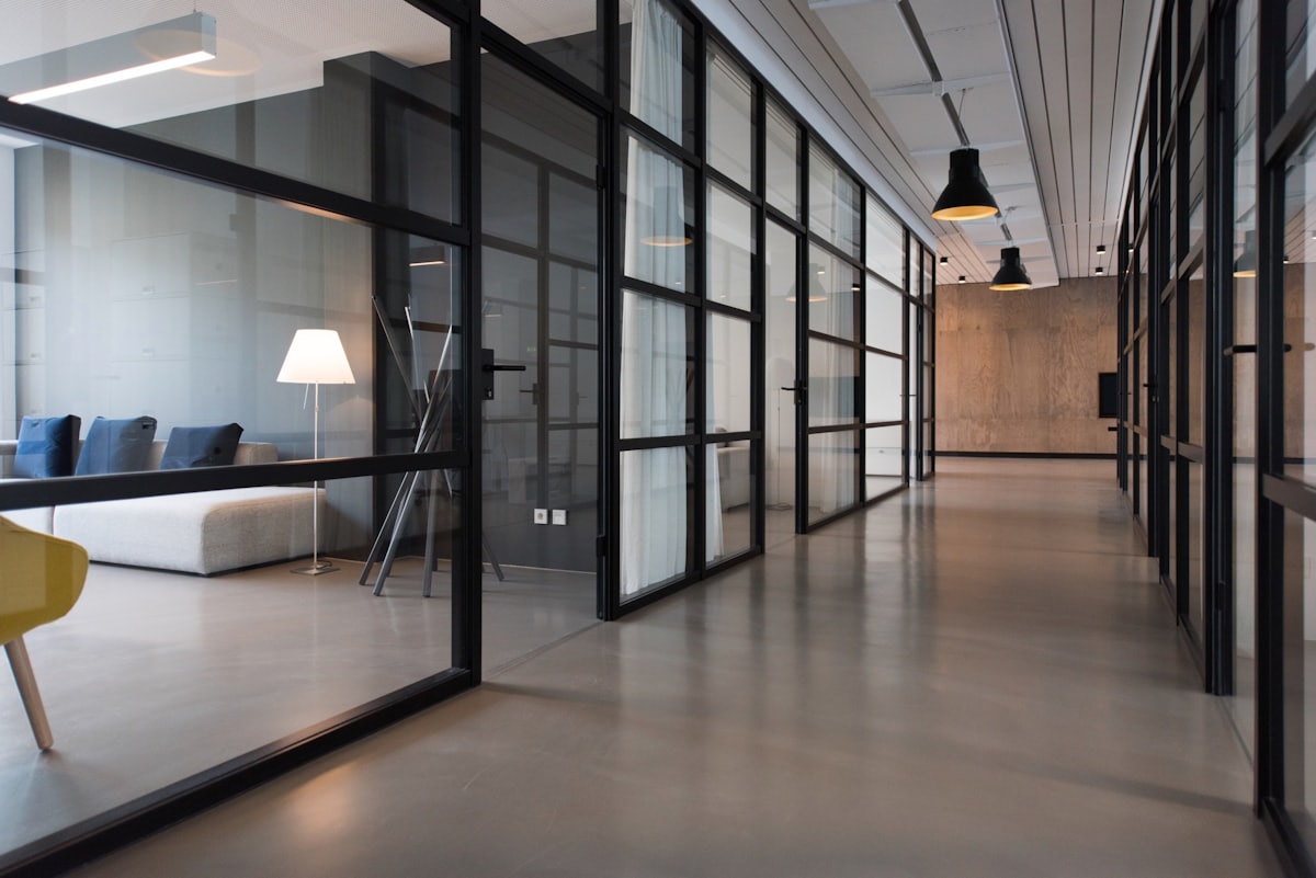 Oficina moderna y tranquila con paredes de vidrio que representa un entorno de Google Workspace ordenado