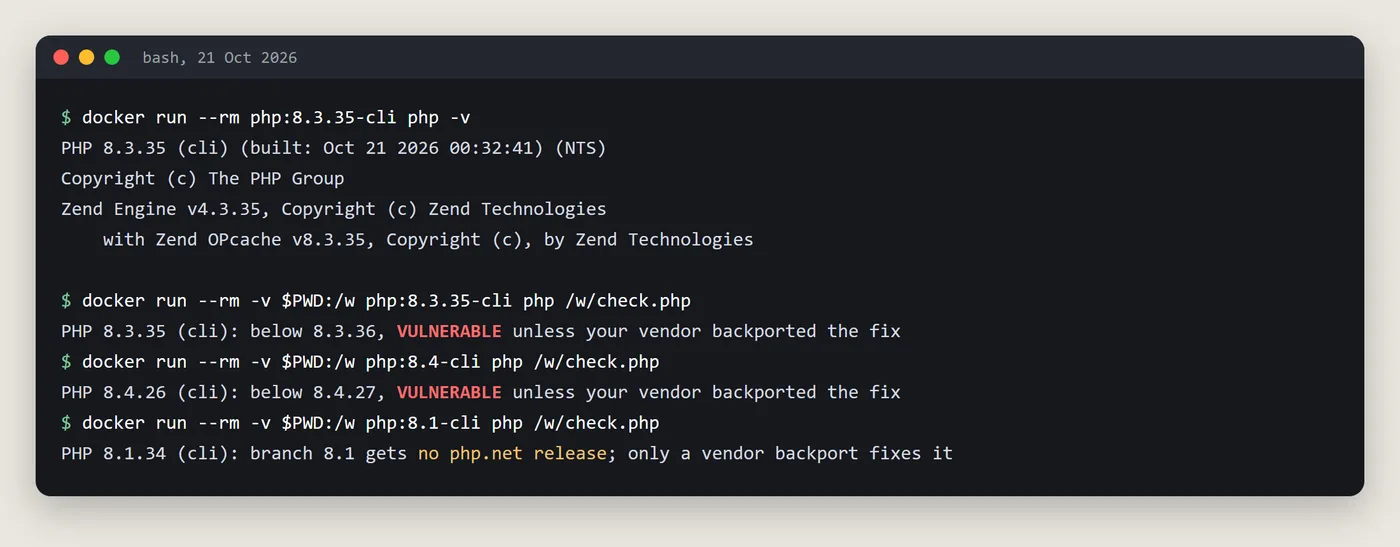 Salida de terminal del 21 de octubre de 2026: PHP 8.3.35 y 8.4.26 aparecen como vulnerables y PHP 8.1.34 como dependiente de un parche del proveedor